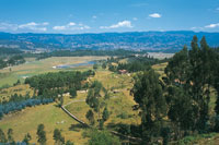 La planicie de Tunja-Sogamoso presenta paisajes muy drenados y secos, en un relieve ondulado en el cual se forman algunos humedales.