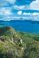 Laguna de Tota. En primer plano se observan las crestas de los cerros cuya vegetacin se caracteriza por matorrales xerfilos sobre afloramientos rocosos.