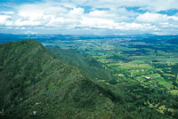 Valle de Tenjo; en primer plano, cerros aislados de poca altura, cubiertos por matorrales y bosques andinos.