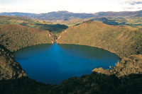 La mtica laguna de Guatavita rodeada por bosques de encenillos. Al fondo se observa el boquete abierto desde la conquista para intentar desaguarla.