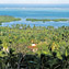 <strong>Costado oriental de San Andrés visto desde el sector de La Loma; se aprecia el reducto de manglar de Bahía Hooker; al fondo la rompiente del oleaje contra la barrera coralina.</strong>Fotografía: Camilo Gómez Durán