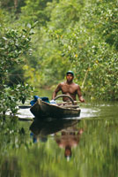 Los caos que atraviesan los manglares de Cispat son una importante va de comunicacin para la poblacin local.