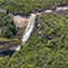 <strong>La presencia de saltos y cascadas de aguas negras es común en los primeros tramos de los ríos que nacen en los tepuyes, mesetas y serranías de la región del Escudo Guayanés.</strong>Fotografía: Archivo iM Editores
