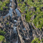 <strong>En la cima de las mesetas de Chiribiquete, el agua lluvia se abre paso por entre laberintos de roca para dar origen a arroyos de aguas claras. </strong>Fotografía: Archivo iM Editores