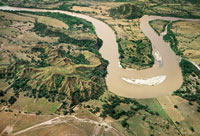 Curva del ro en el Magdalena Medio, cerca de La Dorada.